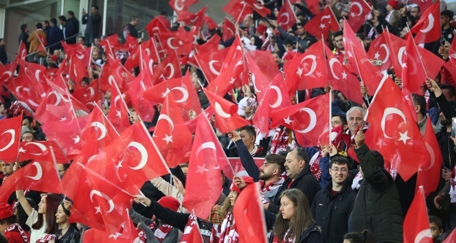 Türkiye Futbol Federasyonu kararını verdi: “Ekim’den itibaren maçlar seyircili”