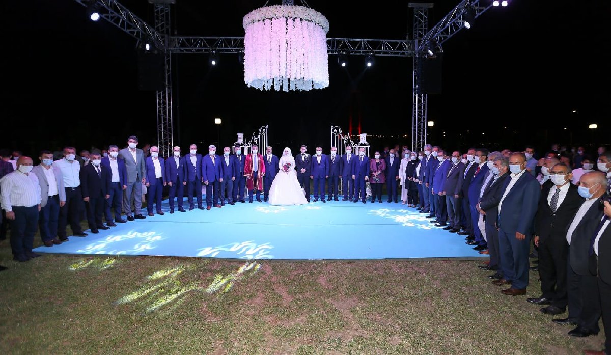 Düğün yasağı AKP’liler için geçerli değil . 1.500 kişilik düğün!