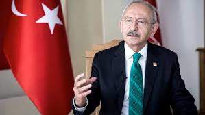 CHP Genel Başkanı Kemal Kılıçdarolu, Enis Berberoğlu davasında (AYM) Anayasa Mahkemesi kararının uygulanmamasını eleştirerek, "İflas etmiş bir yargı sistemiyle karşı karşıyayız" dedi. Her şey aklıma geldi ama yargı sisteminin bu kadar kaba olacağını hiç düşünmemiştim. Erken seçim tartışmalarına da değinen Kılıçdaroğlu, olası bir seçimin demokratlar ile “diktatörler” arasında geçeceğini söyledi. 