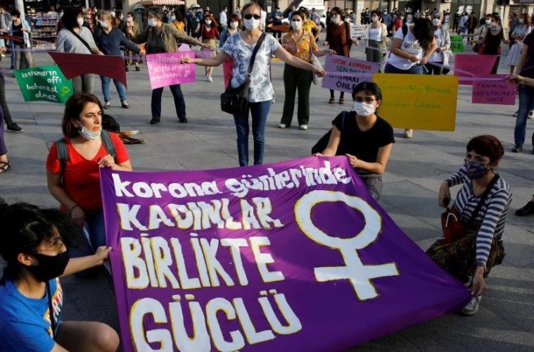 Türkiye'de kadın olmak, yeterli adalet veya eşitliğin en temel ilkelerini almamak ve asla güvende olmamak demektir. 26 Temmuz 2020 Pazar günü, kadınların şiddetten daha iyi korunmasını amaçlayan İstanbul Antlaşması'na bağlılıklarını teyit eden 26 Temmuz 2020 Pazar günü, iktidar partisindeki yetkililer, Ülkenin ondan çekilmesine.