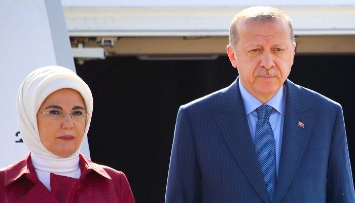 Türk cumhurbaşkanının, ABD'nin İran'a yönelik yaptırımlarından kaçmak için bir kara para aklama planında Türk hükümet yetkililerine rüşvet veren İranlı bir altın tüccarı olan İranlı bir altın tüccarı olan Reza Zarrab ile ABD'nin kendisinin ve ailesinin bağlantılarına yönelik olası bir ABD soruşturmasından endişe duyduğu bildirildi.Türk başkentindeki kaynaklara göre, davayı şimdiye kadar kontrol altına alıp eşi Emine Erdoğan, oğlu Bilal Erdoğan ve damadı Berat Albayrak'a ulaşmasını engelleyen Cumhurbaşkanı Recep Tayyip Erdoğan, yeni ABD yönetimi, Zarrab'ın anlaşmalarıyla ilgili soruşturmayı daha da geciktirmek için yaptığı lobicilik çabalarına açık olmayabilir.