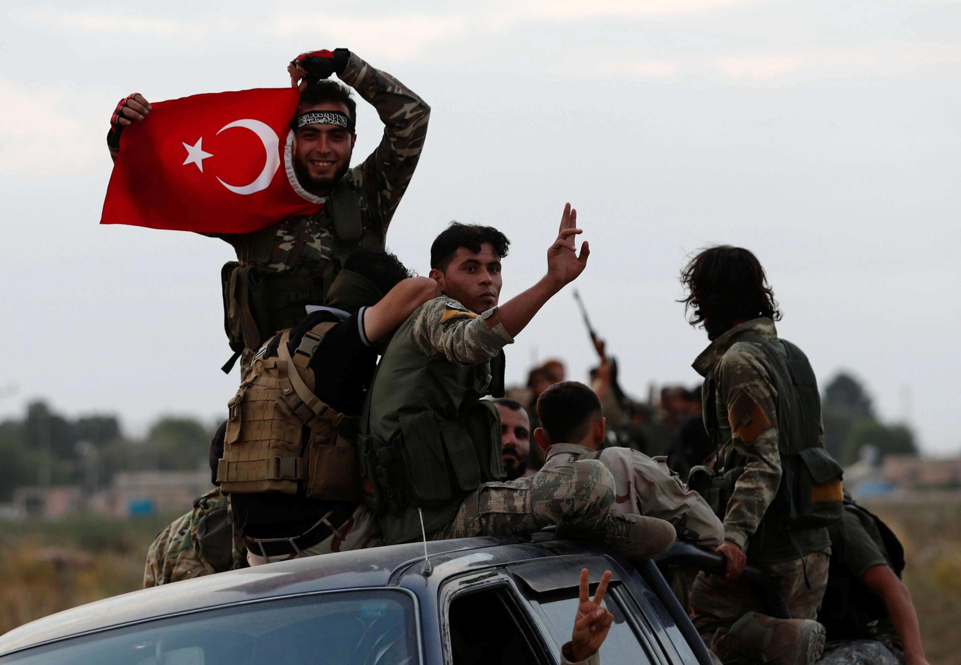 Ankara yanlısı gruplardan yirmi bir paralı asker Pazartesi / Salı gecesi Suriye Demokratik Güçleri tarafından Suriye'de düzenlenen bir "pusuda" öldürüldü.Ekim 2019'da Kürt savaşçılara yönelik saldırısından bu yana, Erdoğan'a sadık Türk kuvvetleri ve Suriyeli gruplar geniş bir sınır bölgesini kontrol etti.Ankara'ya sadık militanlar, o zamandan bu yana, ana karargahları Ain Issa'da bulunan Suriye Demokratik Güçleri ile ara sıra çatışmaların yaşandığı Rakka'nın kuzey kırsalındaki Ayn Issa kasabasının kuzeyine yayıldı.Suriye İnsan Hakları Gözlemevi'ni bildirdi. Pazartesi gecesi, Ankara yanlısı gruplardan en az otuz silahlı adam, Ain Issa'nın eteklerinde bulunan Mukala köyüne sızdı.