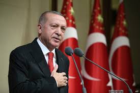 Bu kazadan etkilenenlerin umurunda olmadığı için Türkiye Cumhurbaşkanı Recep Tayyip Erdoğan'a suç parmağı gösterilince, 1939'da ölü sayısının 33 bin olduğu bir depremin ortaya çıktığını ve muhaliflerden birinin dedesinin o sırada İçişleri Bakanı olduğunu açıkladı.Cuma günü Ege Denizi'nde meydana gelen Richter ölçeğine göre 6,6 şiddetinde bir deprem, Türkiye'nin batı bölgelerini, özellikle de diğer Türk devletlerinden daha fazla hasar gören İzmir eyaletini vurdu.AFAD, depremin merkez üssünün Ege Denizi'nde olduğunu, İzmir'in Safrihisar kenti kıyılarına 17 km, yeryüzünün 16.54 km altında meydana geldiğini belirtti.Deprem Yunanistan'ın Samos adasını da vurarak Vathy kentindeki bir okulda iki öğrenciyi öldürürken, 8 kişi de yaralandı.
