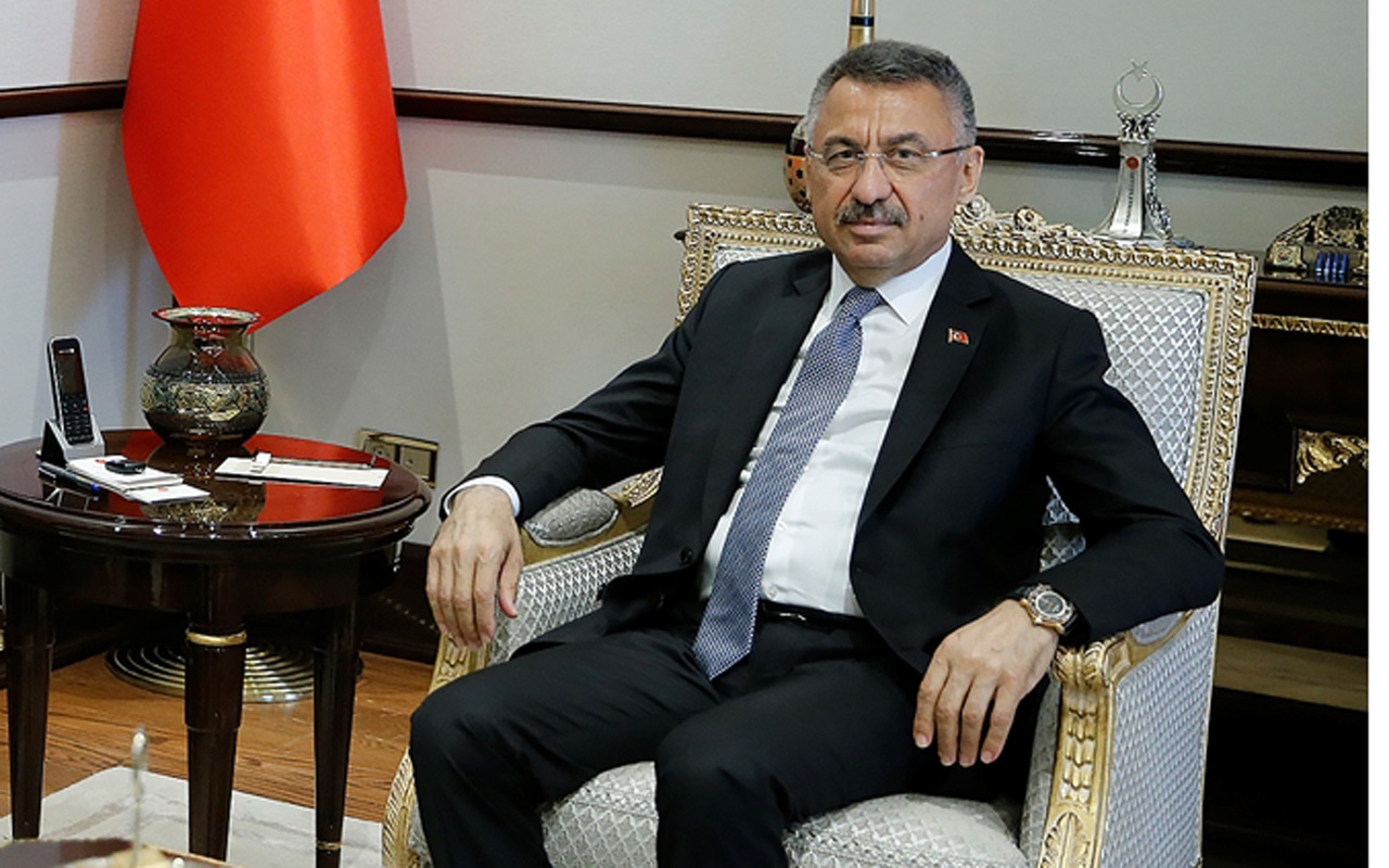 Oktay, pandemi sırasında kapanan işletme sayısını da paylaştı. 11 Mart-22 Kasım dönemleri arasında kapanan toplam firma, işyeri, tüccar ve esnaf sayısının 85 bin 913 olduğunu aktaran Oktay, "salgın döneminde tüccarlara destek" olarak tüccarlara düşük faizli kredi verdi.Toplantının en dikkat çekici tartışmalarından biri de "Mercedes" tartışmasıydı. Oktay, tahmini değeri 10 milyon TL olan ofis arabasına yönelik eleştirilere karşı şunları söyledi:"Beyler, ben Mercedes hayranı değilim. Hayatımda böyle bir Mercedes kullanan biri değilim, lüks içinde yaşayan biri değilim. Beni evde, özel hayatımda gören insanlar varsa ve birisi özel hayatımı biliyorsa, bilirler Ne hakkında konuştuğum çok açık, tam tersine bir algı yaratma girişiminde bulunulsa bile ... Yani, devleti temsil eden genel uygulamadan başka bir şey yok. Popülist tarzları veya şovları seven biri değilim. Yani, bunu çıkardım, bisiklete bindim, diğerini yaptım vb. ... bu yüzden böyle hareketler beklemeyin, görüntü benzeri hareketler. " 