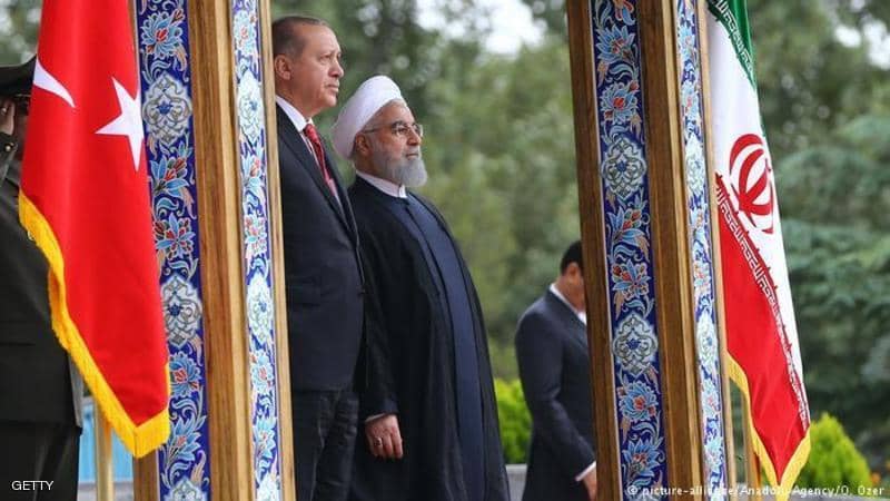 Erdoğan şiire özür dilemek için Devrim Muhafızları'ndan 17 tutukluyu Türk hapishanelerinde serbest bırakmayı kabul etti. Türkiye, Cumhurbaşkanı Recep Tayyip Erdoğan'ın açıklamaları için İran'dan dolaylı olarak özür diledi. Erdoğan'ın Azerbaycan'ın başkentinde okuduğu şiirin hassasiyetini bilmediğini söyledi. Erdoğan'ın İran'ın ulusal egemenliğine ve toprak bütünlüğüne tam saygı duyduğunu vurguladı. İran Dışişleri Bakanlığı Twitter'da Türk Dışişleri Bakanı'nın Zarif ile telefonda görüştüğünü ve Türk cumhurbaşkanının İran'ın ulusal egemenliğine ve toprak bütünlüğüne tam saygı duyduğunu doğruladı. Erdoğan, Azerbaycan'ın başkentinde okuduğu şiirin neden olduğu hassasiyetin farkında değildi. Ve İran parlamentosunda 214 milletvekili, Türkiye Cumhurbaşkanı Recep Tayyip Erdoğan'ın son açıklamalarını protesto ettiklerini açıkladı. 
