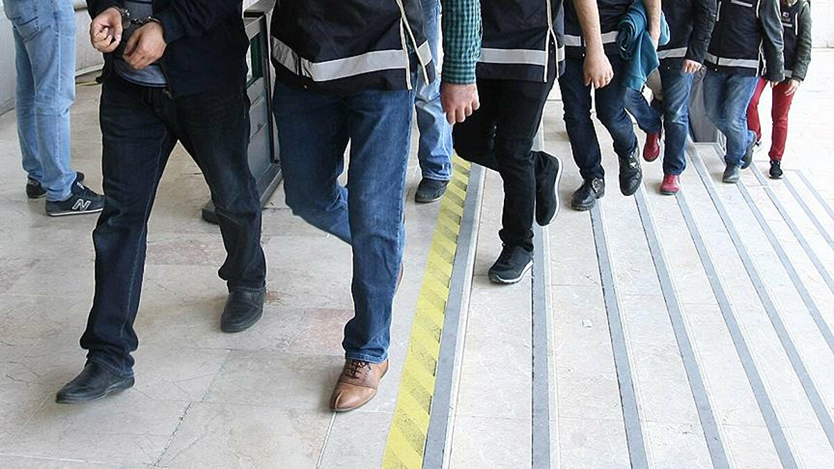 Fethullahçı terör örgütünün (FETÖ) İzmir merkezli 50 ilde Türk Silahlı Kuvvetleri (TSK) yapılanmasına yönelik operasyonda, örgütün sözde imamlarıyla temas halinde olan 295'i faal olmak üzere 295 kişi tutuklandı. FETÖ'nün Türk Silahlı Kuvvetleri bünyesinde yapılanmasına ilişkin İzmir Cumhuriyet Başsavcılığı tarafından yürütülen soruşturma kapsamında polis ve jandarma ekipleri, örgüt yöneticileriyle görüştüğü iddia edilen 295'i faal olan 304 şüpheliyi tutuklamak için polis ve jandarma ekipleri tarafından çalışmalara başladı. , Genel telefonlarda veya büfe telefonlarında örgütün `` özel imamları '' olarak nitelendirilenler.