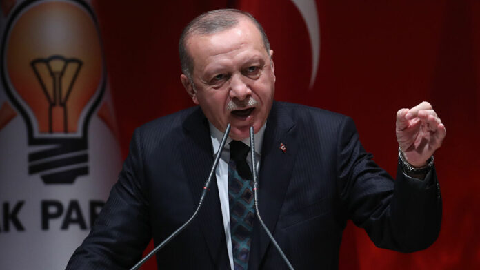 Türkiye, Avrupa stadyumlarında münferit bir olayı, Türk hükümetinin Kürt ve Hristiyan azınlıklara karşı ırkçılık yaptığı ve bölgede dini ve ulusal hoşgörüsüzlük yaydığı bir dönemde Avrupa Birliği ile mücadelesinde siyasi olarak istismar edilmekle eleştiriyor. Türkiye Cumhurbaşkanı Recep Tayyip Erdoğan, bir futbol maçı olsa bile, Avrupa Birliği ile olan farklılıkları bağlamında Avrupalıları eleştirmek için tüm olay ve olayları değerlendiriyor. Bu bağlamda Türkiye Cumhurbaşkanı Recep Tayyip Erdoğan, ülkesinin takımının yardımcısı Başakşehir Kamerunlu Piyo Weibo'ya yönelik ırkçı açıklamaları şiddetle kınadığını ifade etti. 