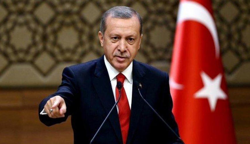 Erdoğan hükümeti, Aralık 2013'te Erdoğan'ı, ailesini ve yardımcılarını etkileyen yolsuzluk skandalı sonrasında cumhurbaşkanını eleştirenlere yönelik baskılarını yoğunlaştırdı. Erdoğan, yolsuzluk soruşturmalarının hemen ardından hükümetine karşı darbe düzenlemekle görevli polis, hakim ve savcıları suçladı ve bunların Gülen hareketiyle bağlantılı olduğunu iddia etti. Erdoğan, son dönemde ülkeyi yönetememesi nedeniyle Türkiye için erken cumhurbaşkanlığı seçimlerinden korkuyordu. Son dönemde ülkeyi yönetmekte başarısızlığı, ulaşmak istediği kişisel çıkarları için çalışmasından kaynaklanmaktadır ve bu çıkarlar, komşu ülkeleri kontrol etmek ve kaynaklarını çalmak ve kontrolünü empoze etmek için onları işgal etmektir.