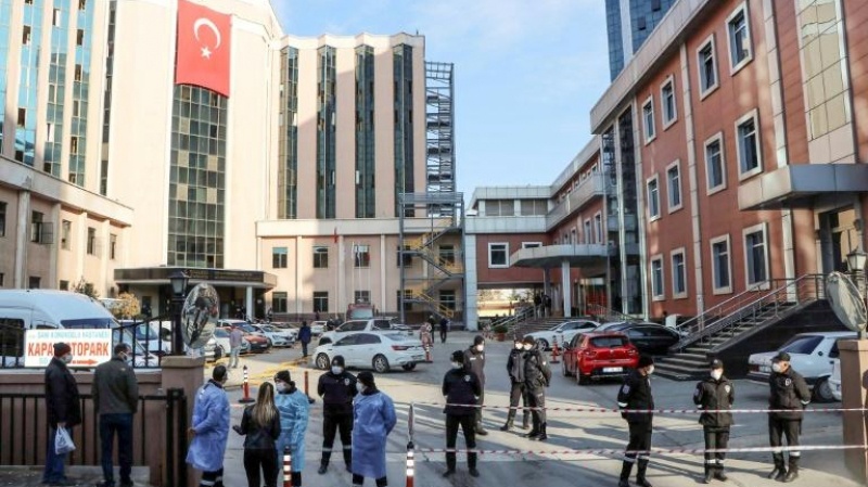 Türkiye Sağlık Bakanı, Cumartesi günü Türkiye'nin güneydoğusundaki Gaziantep'te bir hastanede çıkan yangında 10 kişinin öldüğünü, Covid-19 salgını nedeniyle tedavi gördüklerini duyurdu. Daha önceki bir geçiş ücreti 9 kişinin öldüğünü gösteriyordu. Yangın, bir ventilatörden gelen oksijen tüpünün patlamasının ardından, hastanenin COVID-19 hastalarına yönelik yoğun bakım ünitesinde çıktı. Yangından etkilenen diğer yaralılar, bölgedeki çeşitli hastanelere kaldırıldı.