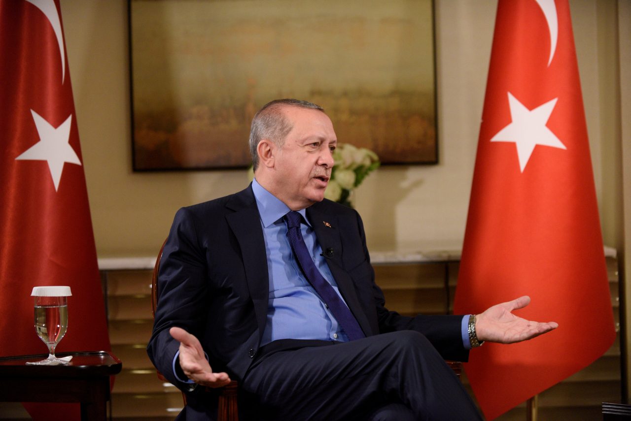 Salih, uzatma kararının arkasındaki, Erdoğan rejimi üzerindeki iç baskıyı azaltmak olan diğer Türk hedeflerine de değindi. Salih'e göre, iktidardaki Adalet ve Kalkınma Partisi, ülkedeki kötüleşen ekonomik ve siyasi koşullar nedeniyle siyasi ve popüler baskılarla karşı karşıya ve bu nedenle Türk kuvvetlerinin Libya'da kalması için "fiyat" ın uzatılması ekonomik baskıyı azaltacaktır. "Türkiye genel olarak bölgesel etkisinde ve özellikle Libya kriziyle bağlantılı olarak önemli bir düşüşe tanık oluyor."Avrupa ülkelerinin, ister çabaları güçlendirerek ve pozisyonları birleştirerek, ister Libya'nın komşu ülkeleriyle işbirliği yaparak, Libya krizinin çözümüne doğrudan katılma eğiliminde olduklarına dikkat çekti. 