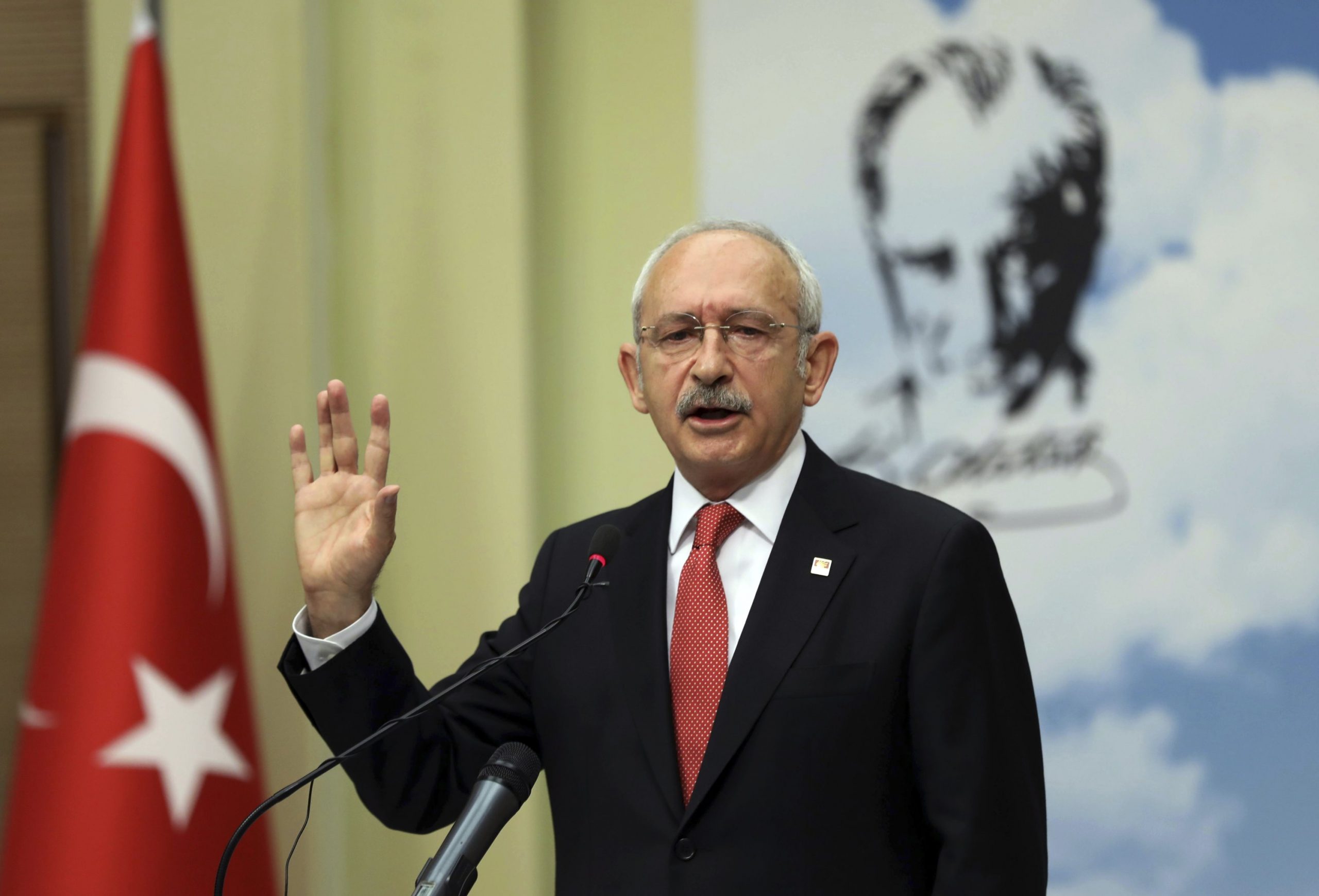 Tek kişilik bir sistem istemiyorum. Ülkelerinde esnafın sırtına poza yapan bir hükümet istemiyorum. Parlamenter sistem istiyorum. Popülist demokratik bir parlamenter sistem istiyorum. Varlıklarımla tehdit edildiğimde, "Aramazsanız, kontrol etmezseniz, sahtekârsınız" diyen bir politika istiyorum. Siyaseti zenginleştirme aracı olarak gören bir kültüre ait değilim.Halk adına siyaset yapma anlayışından geliyorum. Beni malımla tehdit edenleri asla selamlamadım. Kılıçdaroğlu, Erdoğan rejimine ve iktidar partisine yönelik darbesini duyurdu. Adalet ve Kalkınma Partisi. Ve mevcut Cumhurbaşkanı Recep Tayyip Erdoğan'ın önünde erken Türkiye cumhurbaşkanlığı seçimleri için adaylığını açıkladı. 