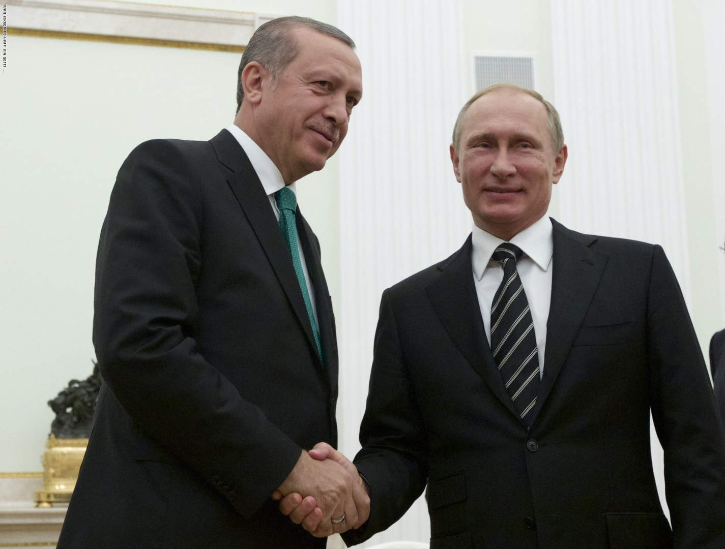 American Wall Street Journal, "Recep Tayyip Erdoğan'ın Seçimi" başlıklı bir makale yazdı. Açıklamada, yaptırımların "Türk Savunma Sanayii Müdürlüğü ve üst düzey yöneticiler hedefler aldı. UFK'ların SSB ile anlaşmadan önce iki kez düşünmesi gerekecek" başlıklı makaleyi gözden geçirdiği belirtildi. Rusya'dan S-400'e yaptırım uygulama kararı nedeniyle Türkiye, ABD tarafından teslim alındıktan sonra alınmış ve WSJ yayın kurulu imzasını taşıyan makaleler yayımlanmıştır. Ekonomideki değişikliklere atıfta bulunarak, "Türkiye ekonomisi geçtiğimiz ay Erdoğan hükümeti yönetiminde ekonomik ekibi değiştirmeye zorlandı. Ancak ülkedeki refah düzeyine ulaşmanın yolu Batı ile ve özellikle Avrupa Birliği ile yakın entegrasyondan geçiyor." Bu tamamen Erdoğan'a kalmış. Ankara'nın NATO müttefikleri ile ilişkilerini güçlendirmek ya da Rusya gibi bir ülke ile ilişkilerini arttırmak ekonomik açıdan hiçbir kazanç sağlamaz. "