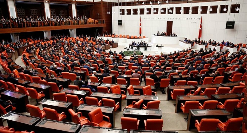 Türkiye Varlık Fonu (TVF) CHP Grubu Başkan Yardımcısı, İstanbul Menkul Kıymetler Borsası işlemlerini ve AKP'nin Katar'a transferini araştırmak için komisyon kurulması teklifinin gündeminin yüzde 10'unu MHP oyuyla reddetti. TBMM Başkanı Kheir Lütfü Türkkan Partisi'nin sunduğu teklif doğrultusunda "Türkiye'nin fon varlıklarının kamu yararına saygı göstermeyen mali faaliyetlere ilişkin incelemesi" AKP ve MHP tarafından reddedildi. Kılıçdaroğlu, servet fonunun denetlenmemesini eleştirerek şu açıklamalarda bulundu: "Tüm kamu bankaları ve teknoloji şirketleri burada. Erdoğan isterse Ziraat Bankasını bir dolara Katar'daki bir bakkal dükkanına satabilir. Ya da oğlu ya da yakın arkadaşı. Çünkü ihale kanununa tabi değil. Ne kadar sattığını anlattım. Servet fonu 200 milyon dolarlık bir açıklama yaptı." Neye bağlı olarak, 200 milyon dolar - 200 milyon dolar bu şirketin 15 veya 20 için elde ettiği karla eşdeğerdir.