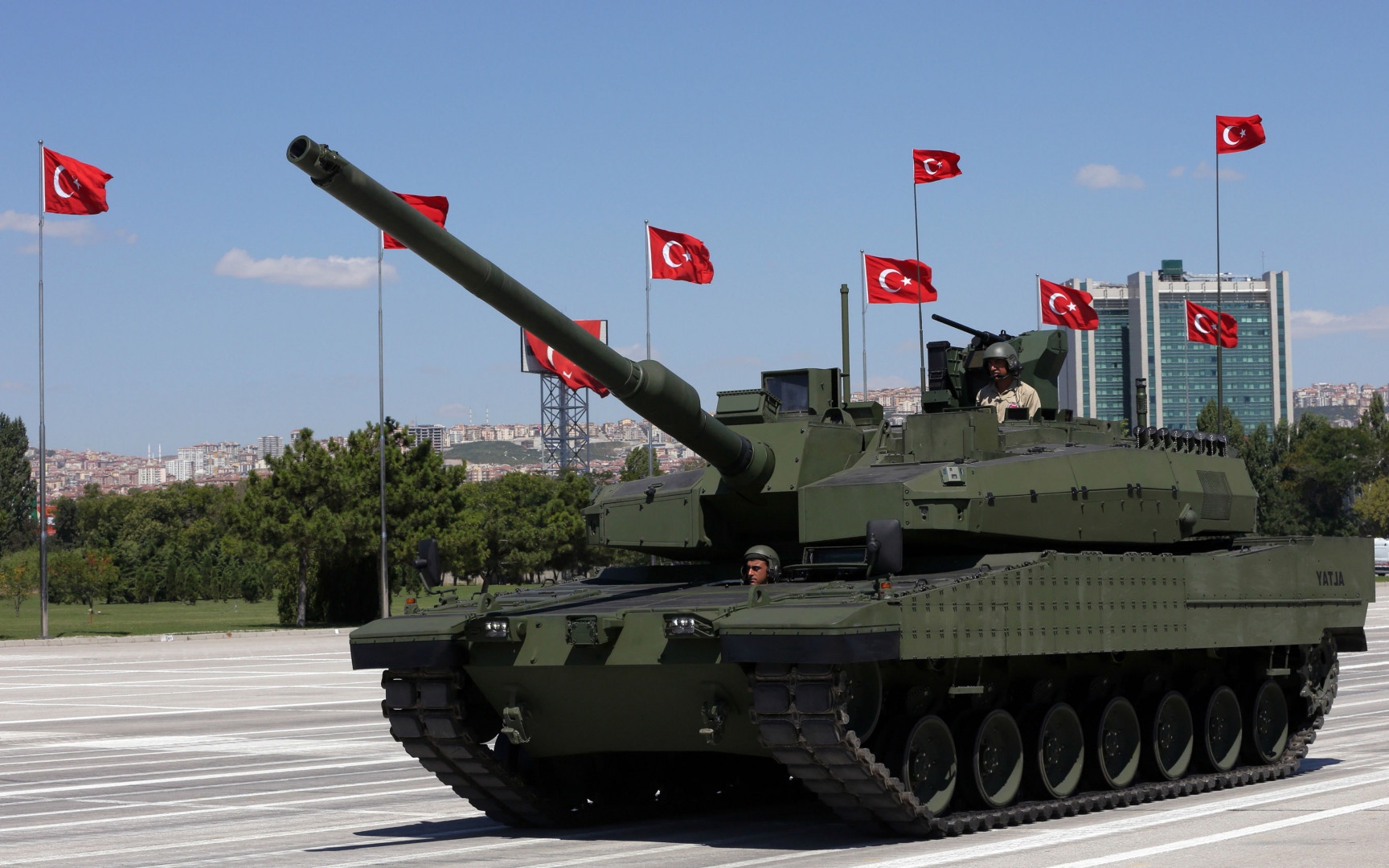 Türk askeri sanayileri, ABD müttefikinin birçok silah projesini engelleyen eşi görülmemiş yaptırımlarına maruz bırakılarak Washington'dan acı bir darbe alırken, "bulmaca" olarak nitelendirilebilecek bir başka kriz de Katar'ın yatırım yaptığı ve Türkiye'nin orijinal parçaları olarak tanıttığı bir silahı tehdit ediyor. Ankara'nın yerli sanayinin gururu olarak gördüğü "Altay" tankı, en önemli bileşeni olan motorunun gün yüzüne çıkmasını bekliyor.