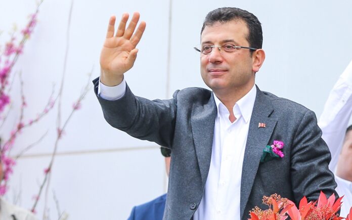 Halk Ekmek büfelerinin önünde uzun kuyruklar.