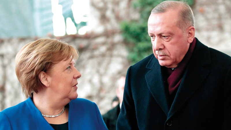 Almanya Başbakanı Angela Merkel, yarınki AB liderleri zirvesi öncesinde konuştu. Merkel’in son yıllarda gerilemesi Avrupa Birliği ile Türkiye arasındaki çizgi hakkında açıklamalarda bulundu. Merkel, "Türkiye ile müzakerelerin istenen sonuçları vermediğini" vurguladı. Almanya Başbakanı Angela Merkel, bu hafta yapılacak AB liderleri zirvesi öncesinde açıklamalarda bulundu. Türkiye'ye yönelik yaptırımların görüşüldüğü toplantı öncesinde Fransa ve Yunanistan, baskı Merkel ile birlikte kısa bir açıklama yaptı. Almanya Başbakanı, "Türkiye ile müzakereler istenen sonuçları vermedi" dedi. 