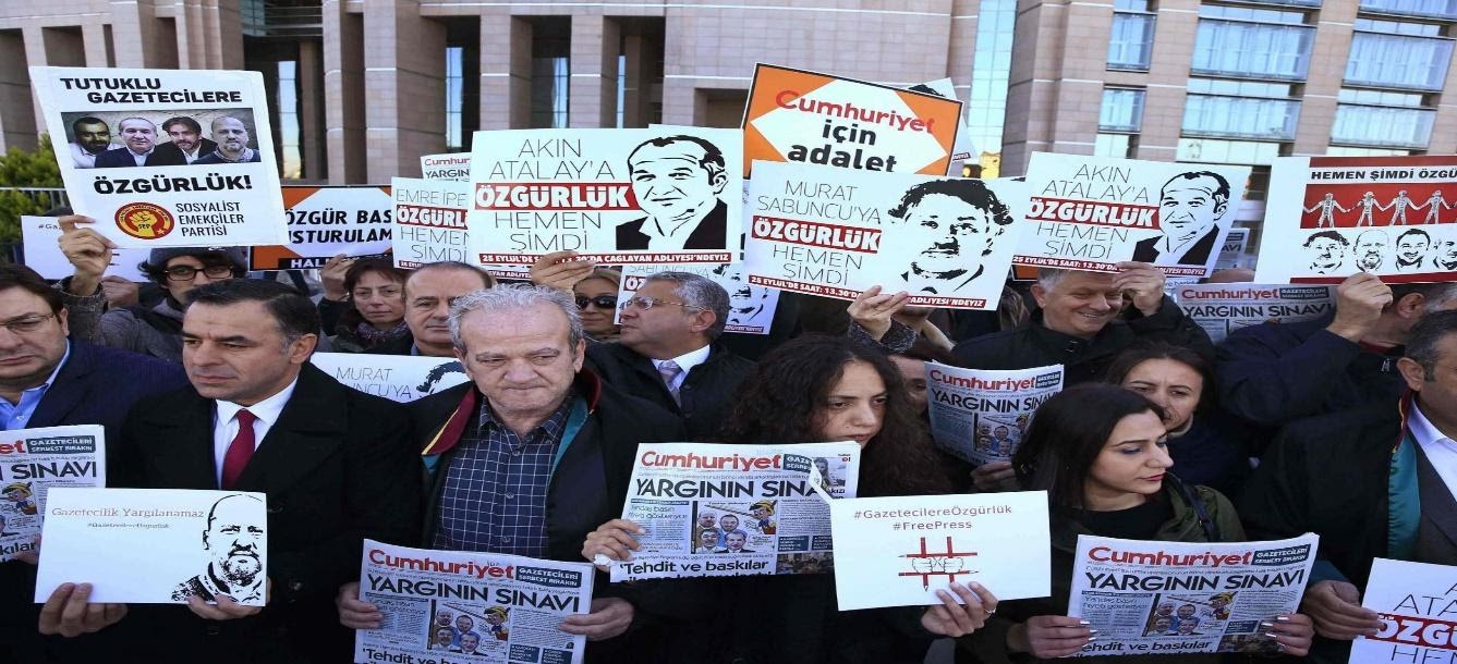 Uluslararası haberlere göre, Türkiye Cumhurbaşkanı Recep Erdoğan basın ve medyayla mücadele için çalıştı ve hükümdarlığı döneminde Türkiye, Türk yetkililerin 53 gazete, 34 televizyon kanalı ve 37 radyo istasyonunu (Radyo ), 20 dergi, 6 haber ajansı ve 29 yayınevi.İnternet üzerinden dijital yayın yapan birçok haber sitesine de yasak getirildi ve Türk hapishanelerinin arkasında tutuklu veya hükümlü olmak üzere en az 103 gazeteci ve medya çalışanı var.Eski gazeteciler, milletvekilleri, akademisyenler, avukatlar, insan hakları ve demokrasi aktivistleri de dahil olmak üzere binlerce barışçıl hükümet eleştirmeni ve muhalifi gözaltına alındığı ve hapsedildiği ve bazıları zorla kaybetmeye maruz bırakılıp aylarca kimseyle görüşülmeden tutulan Türk rejimi, darbe girişimini sayısız insan hakkı ihlali bahanesi olarak kullandı. Bilinmeyen yerlerde, herhangi bir yasal gerekçe olmaksızın, suçlamalarda bulundular.