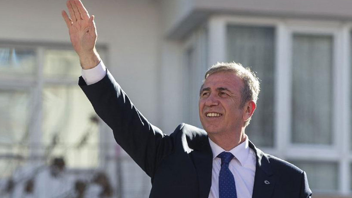 Mansur Yavaş, asgari ücretle çalışan çalışanlara da yeni yıl müjdesini verdi. Yavaş, sosyal medya hesabından belediye çalışanlarına yaptığı açıklamada, “Yılbaşı gecesi ile belediyemizde çalışan meslektaşlarımızın maaşlarının en az 3 bin 100 lira olacağına karar verdik. Tüm meslektaşlarıma emeklerinden dolayı teşekkür ediyor, vermiş olduğumuz kararın faydalı olmasını diliyorum. Önceden sözlerini yaptı. 