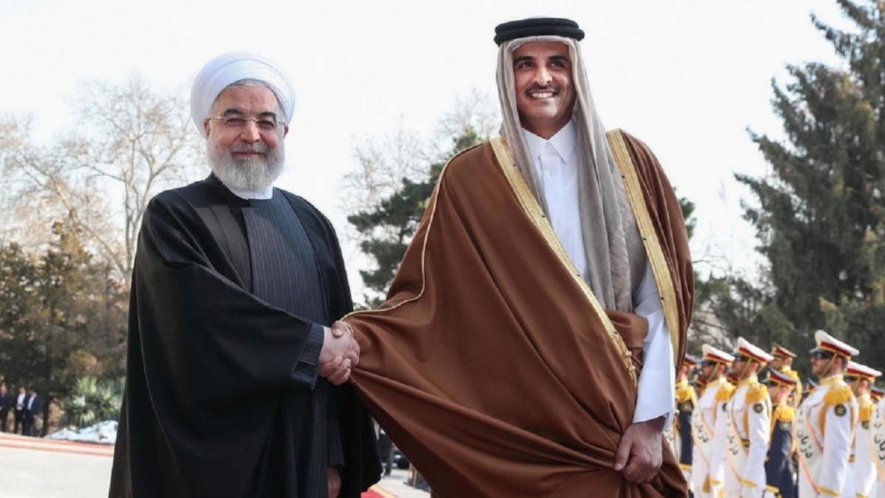 İran'ın bölgedeki istikrarsızlaştırıcı güvenlik ve istikrar davranışına son vermek ve İran'ın Hürmüz Boğazı'ndaki uluslararası seyrüsefer tehditlerini durdurmak için "muhafız koalisyonu" olarak bilinen, Amerika liderliğindeki uluslararası bir hareketliliğin ortasında, Bakan Zarif, Doha'nın kalbinden dünyaya çıktı, yeni tehditler, Katar Emiri Tamim bin Hamad Al Thani ile yaptığı görüşmenin ardından.Zarif'in iki ayda ikincisi olan Doha ziyaretini zamanlaması, ona eşlik eden koşullar, ondan önceki sahneler ve bundan çıkan sonuçlar bağlamında okuyarak anlam ve çağrışımlarında tehlikeli çekimler ortaya çıkıyor. 