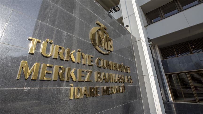 Türkiye Merkez Bankası'nın yeni yönetiminin öncelikleri, faiz oranlarını 475 baz puan artırarak yüzde 10,25'ten yüzde 15'e çıkarma cesur kararıyla vurgulandı. Bankanın tüketici fiyatlarını yüzde 10'un altına çekmek için başlattığı çabaların bir göstergesi olarak, faiz oranlarında önemli bir artışla temsil edilen para politikası araçlarının kullanılmasıyla enflasyon ilk hedef ve merkez bankasının başı olarak ortaya çıkıyor. Merkez Bankası, Para Politikası Kurulu toplantısının ardından yaptığı açıklamada, önümüzdeki dönemde enflasyonda sürdürülebilir bir düşüş sağlanana kadar sıkı parasal duruşun sıkı bir şekilde sürdürüleceğini söyledi. 