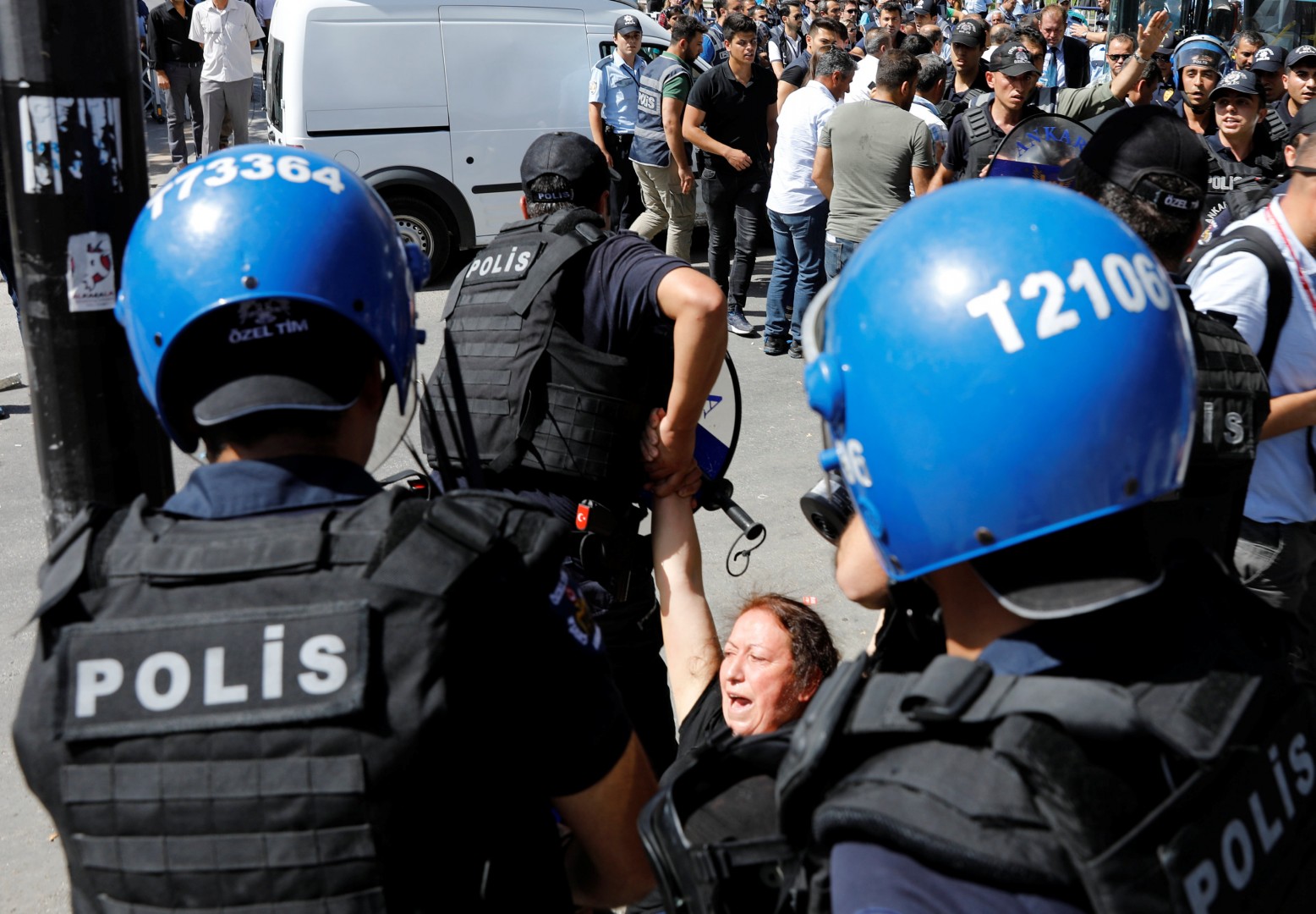 Alman raporu: Türkler baskı ve yolsuzluğa maruz kalıyor ve bunların yarısı terörle suçlanıyor