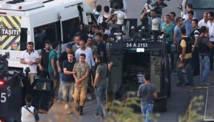 Düzinelerce askeri personel tutuklandı