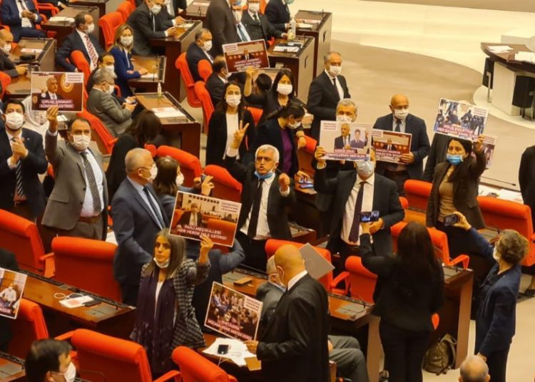 “Halk” temsilcileri oturma eylemlerini Türk parlamentosunda açıkladı