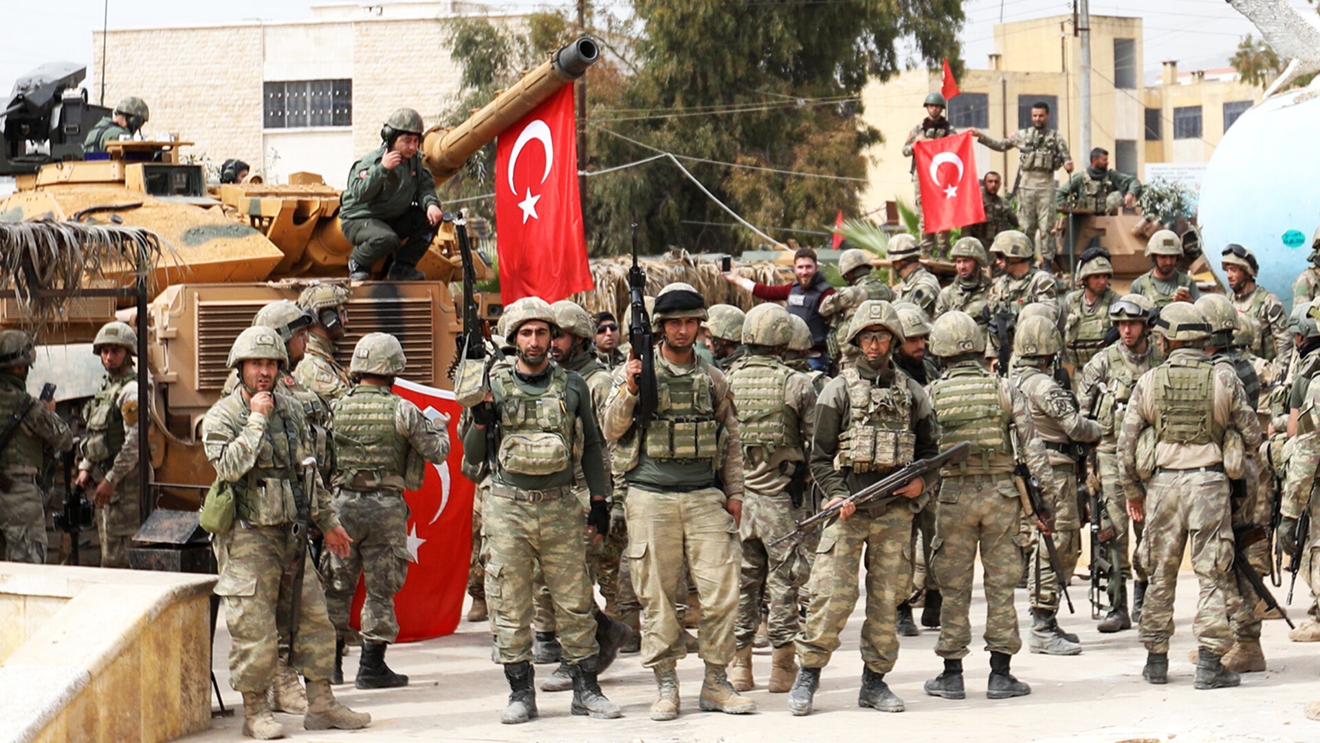 Darbe suçlamasıyla 123 görevli Türk subayı tutuklandı