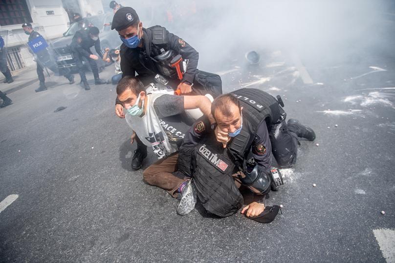 Türk polisi düzinelerce tutukladı