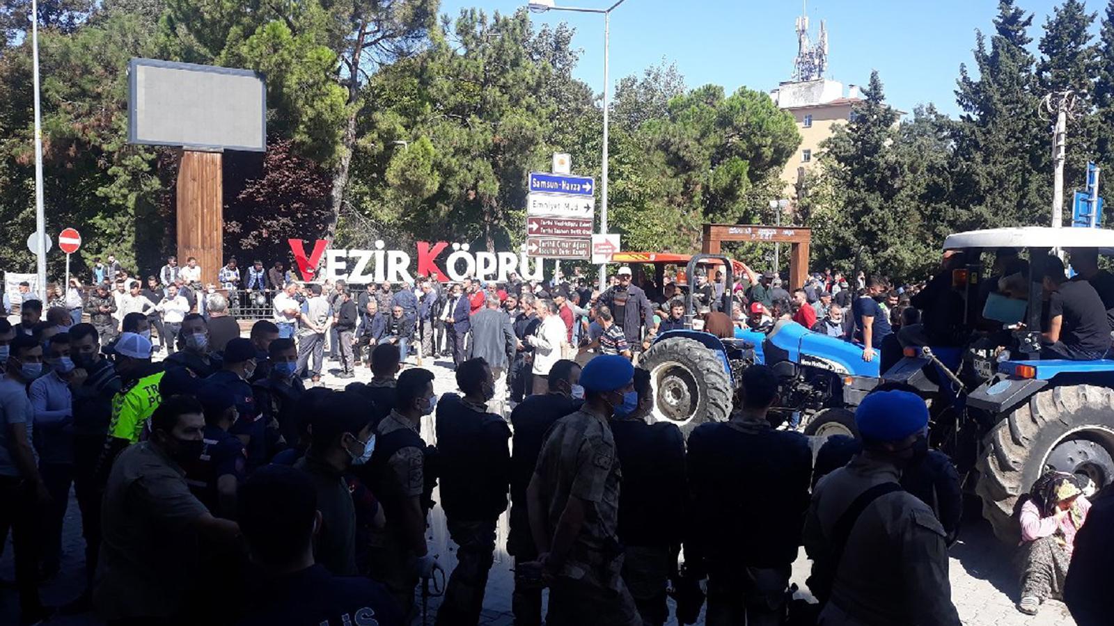 Samsun’da köylüler, AKP’li belediyeyi taşladı!