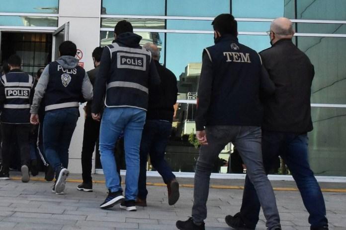 Türk yetkililer eski diplomatları tutukladı!!