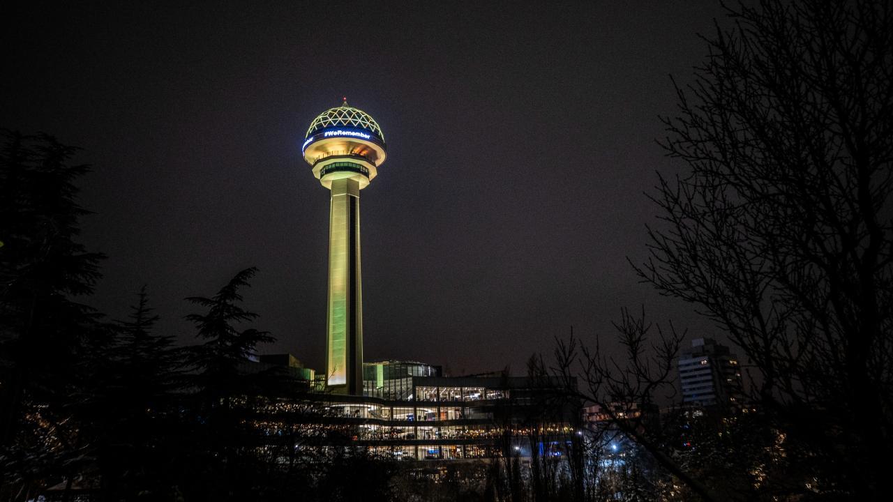 Holokost kurbanlarının anısına Ankara’daki kule aydınlatıldı!