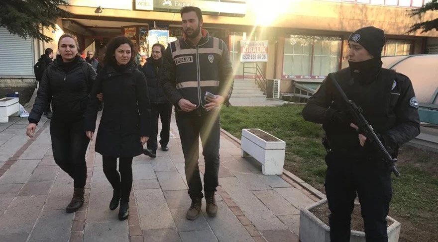 Türk gözaltı 
