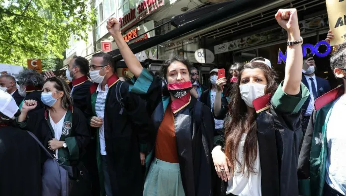 Türk avukatlar hapse atılmaya devam ediyor