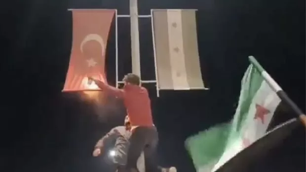 Suriyeli muhalifler,Türk bayrağı yaktı!