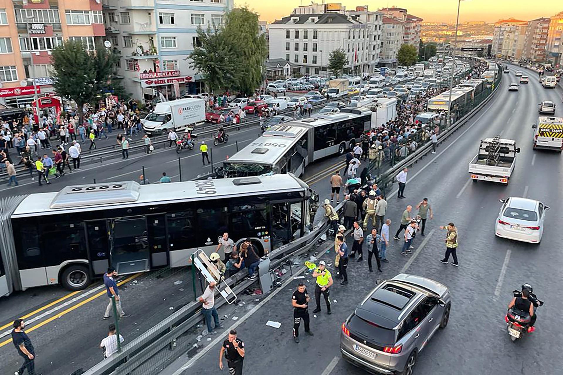 Avcılar ‘da metrobüsler çarpıştı: 99 kişi yaralandı!