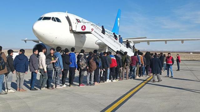 227 düzensiz göçmen Afganistan’a gönderildi!