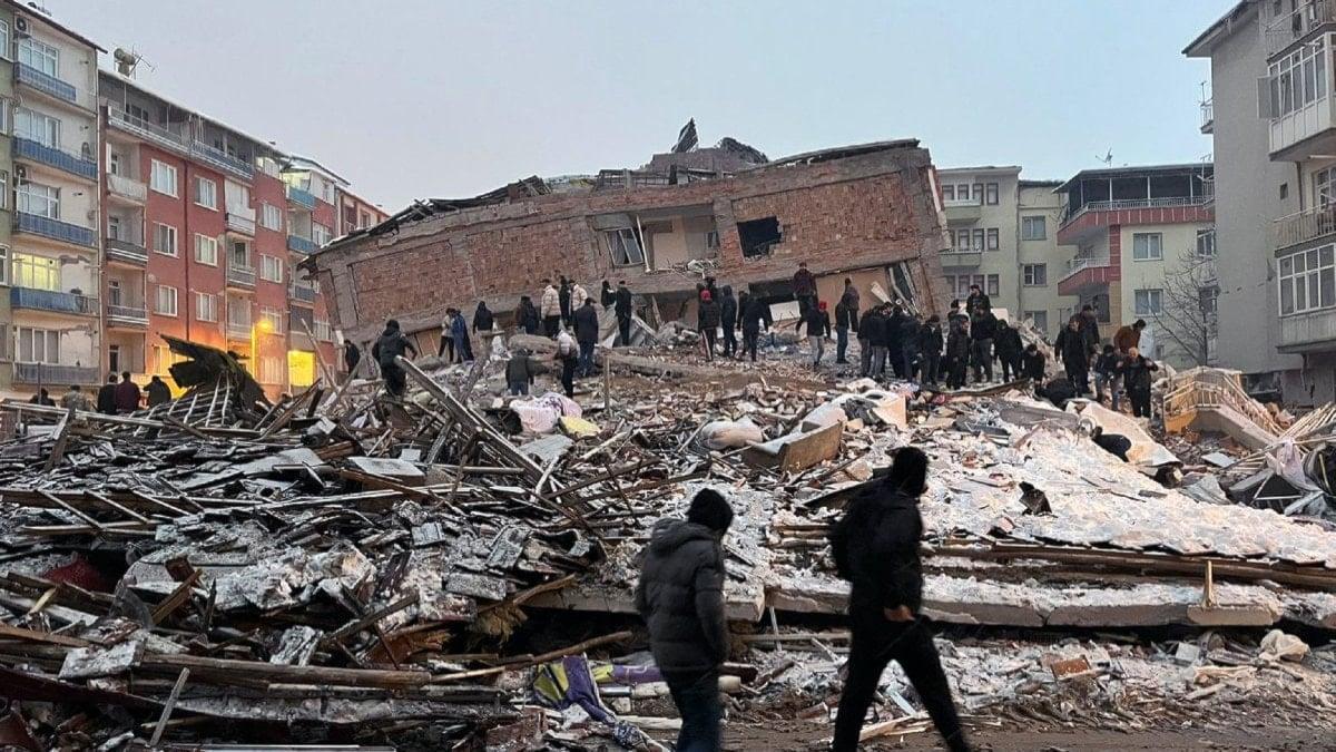 Türkiye deprem felaketine ağlıyor
