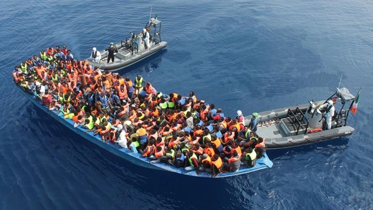 Tunus açıklarında mülteci teknesi battı!