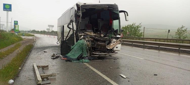 Balıkesir şehir’de tur otobüsü tırla çarpıştı: 33 yaralı