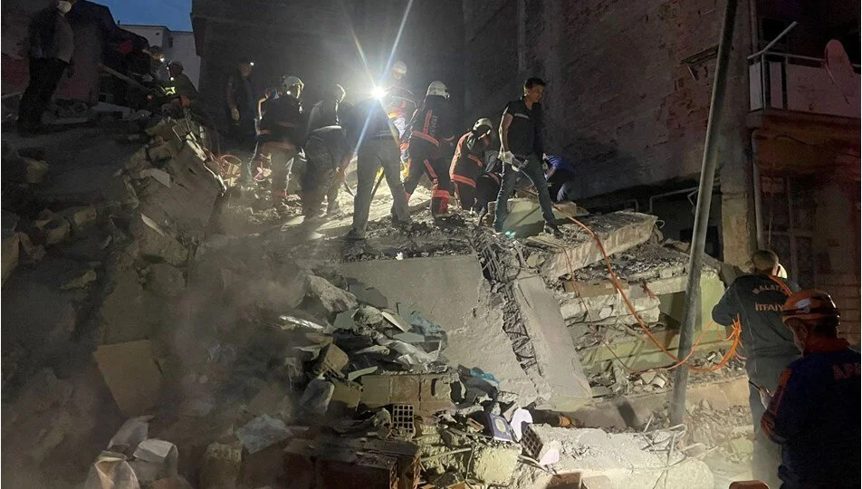 Malatya ‘da ağır hasarlı bina çöktü: Bir ölü
