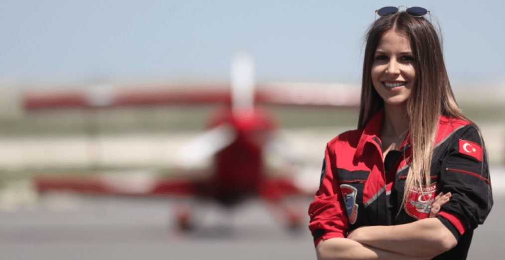 Türkiye’nin ilk kadın akrobasi pilotu gökyüzünde!