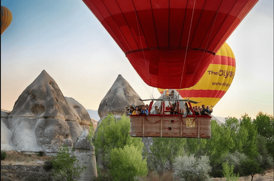 Kapadokya’da sıcak hava balonu, minarenin alemine çarptı