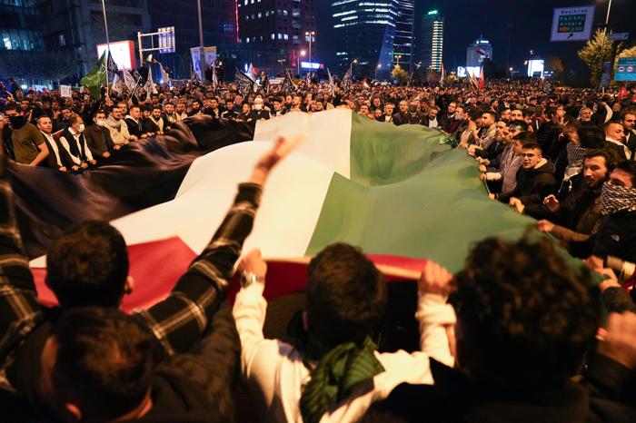 İstanbul gösterilerde 63 kişi yaralandı
