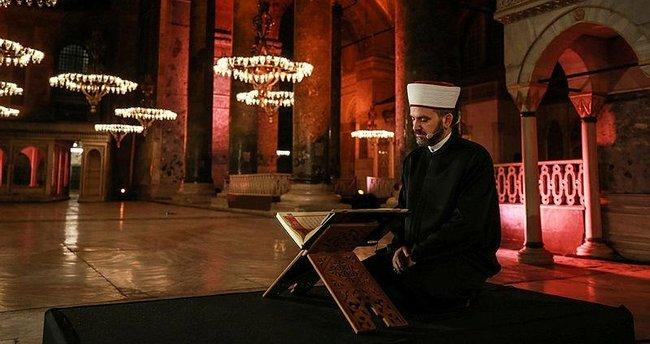 İstanbul’daki camilerde Filistin için Fetih suresi okundu