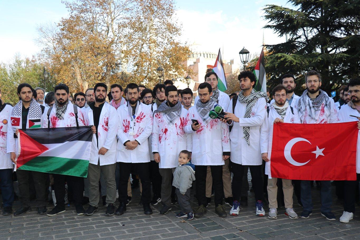 Doktorlar Gazze’deki katliamı ile protesto etti