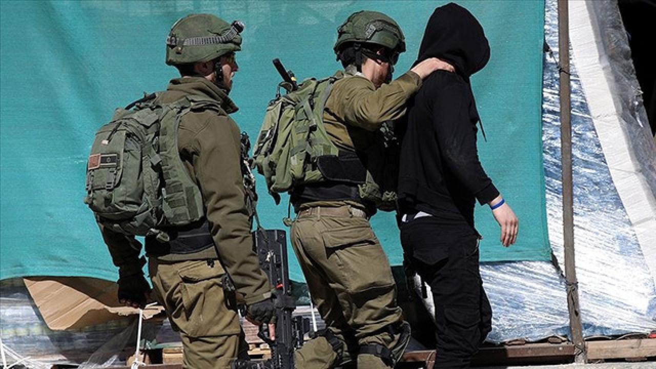 İsrail güçleri Gazze’de Filistinlileri soyarak gözaltına aldı