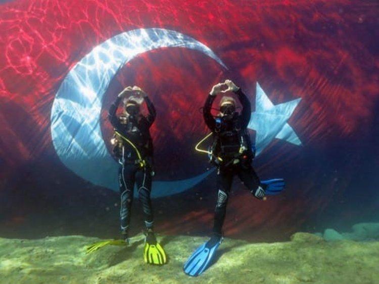 23 Nisan’ı su altında Türk bayrağı açarak kutladılar