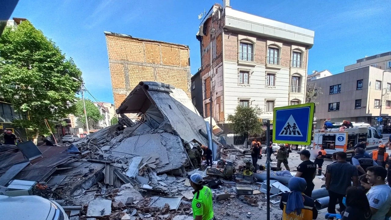İstanbul Küçükçekmece’de bina çöktü