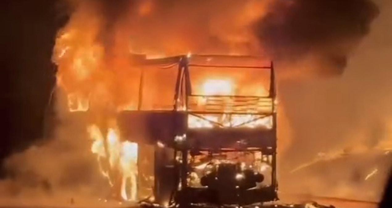İçi yolcu doluydu: Otobüs alev alev yandı